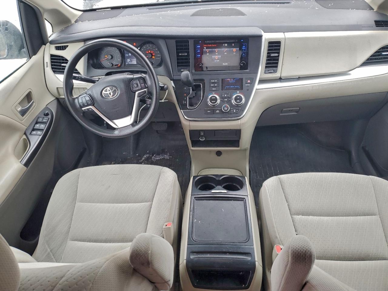 2017 TOYOTA SIENNA LE photo 8