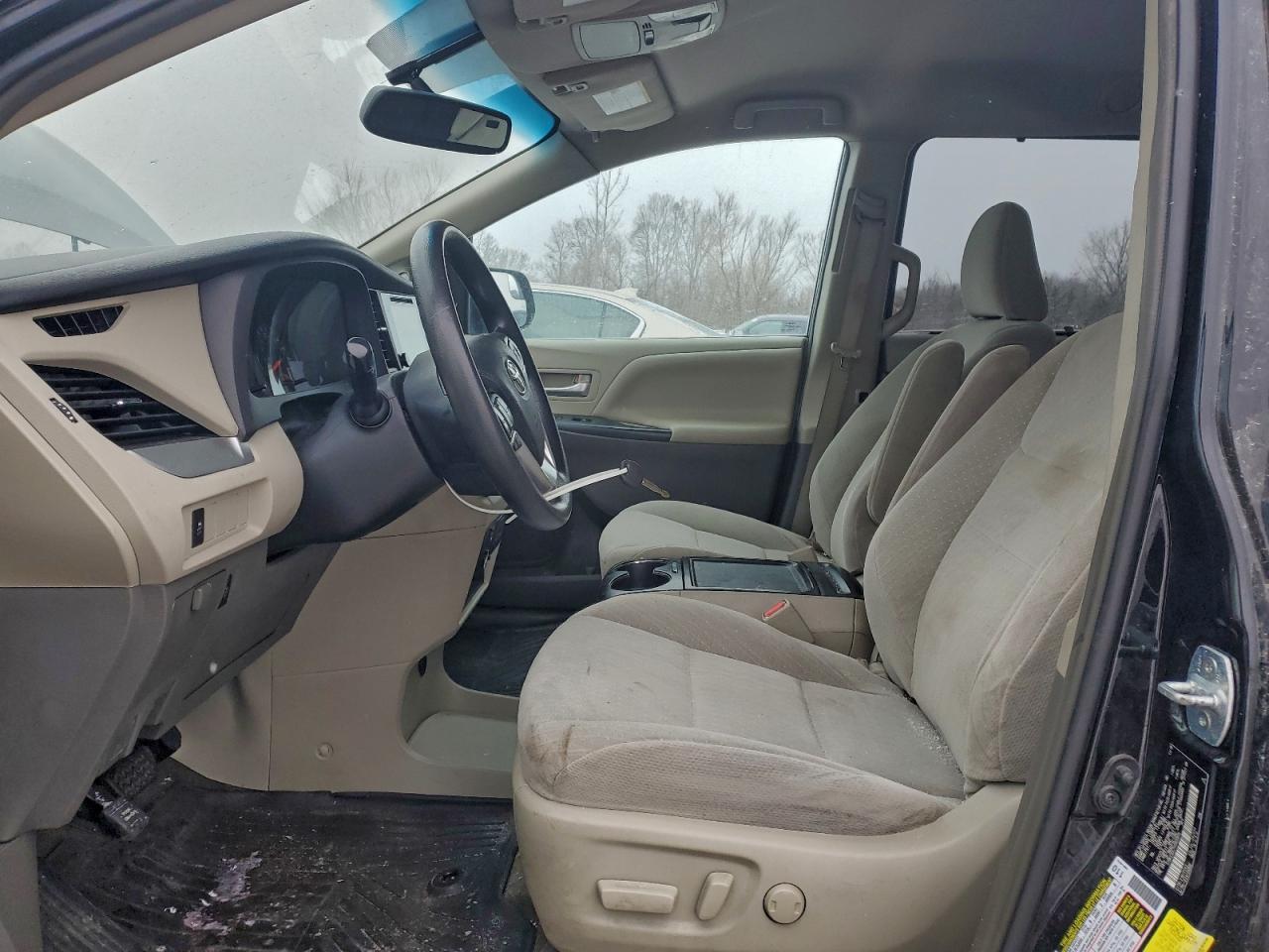 2017 TOYOTA SIENNA LE photo 7