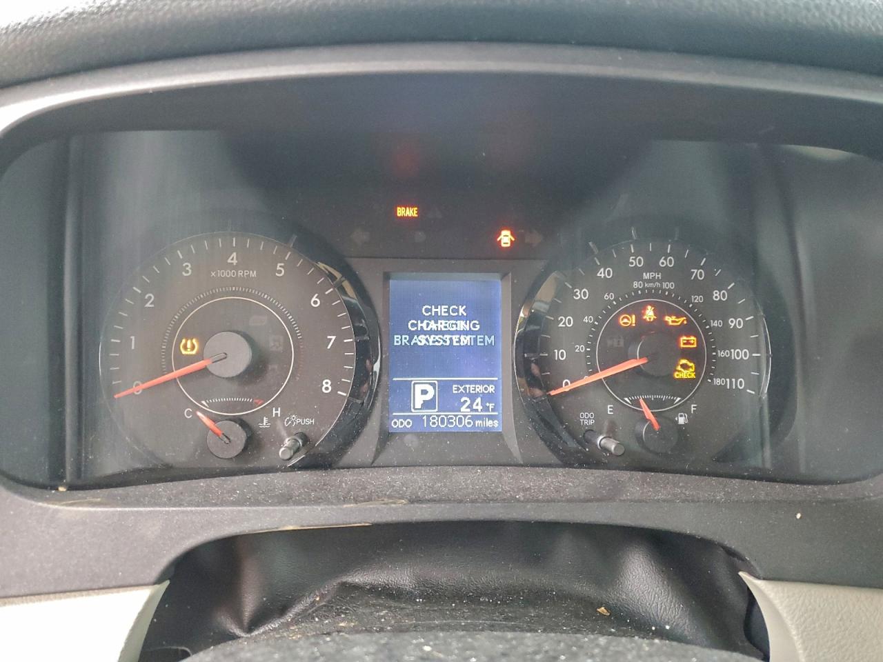 2017 TOYOTA SIENNA LE photo 9