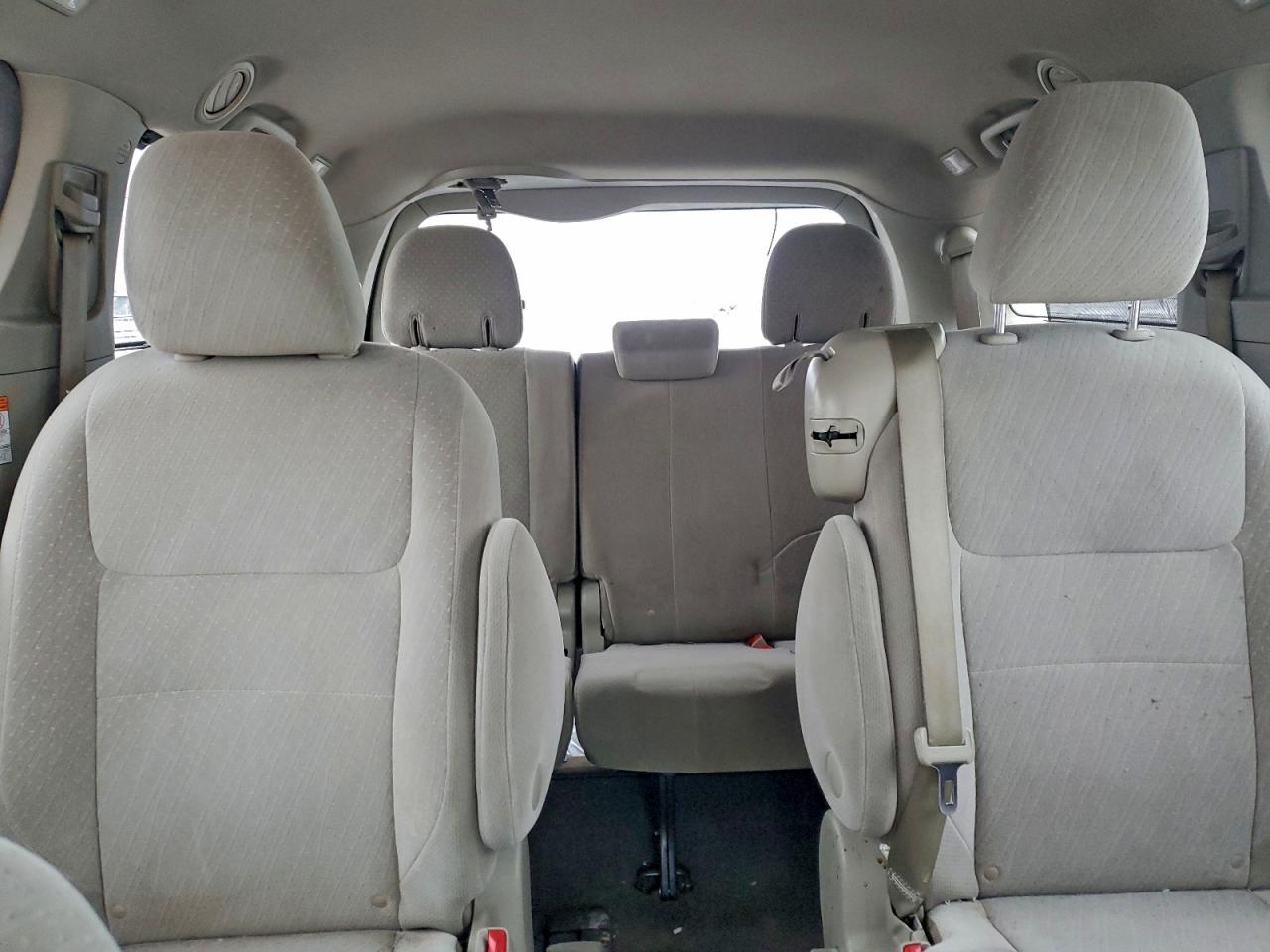 2017 TOYOTA SIENNA LE photo 10