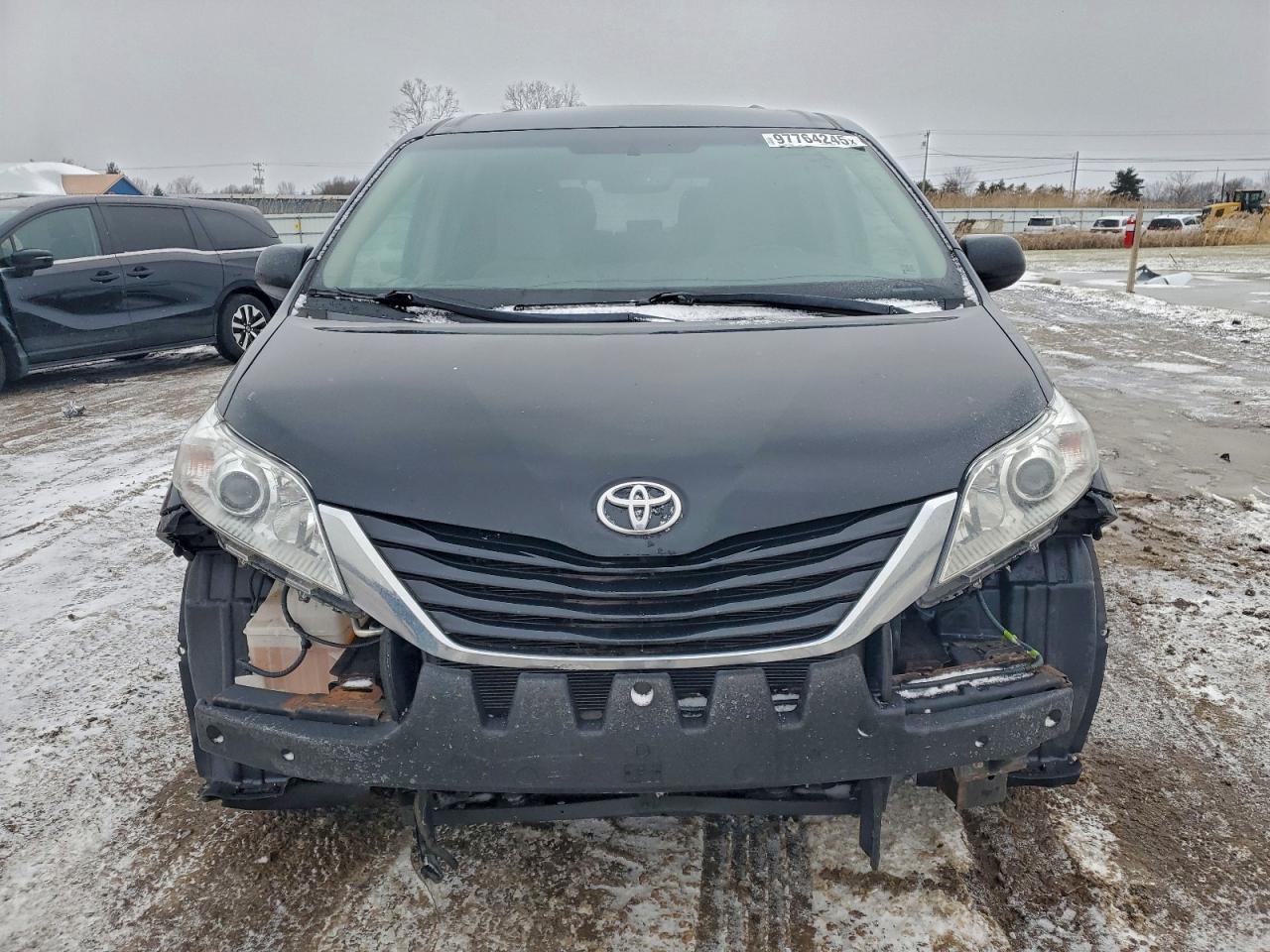 2017 TOYOTA SIENNA LE photo 5