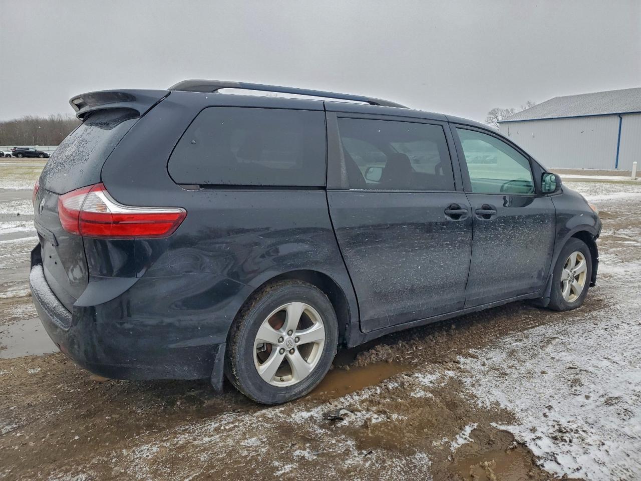 2017 TOYOTA SIENNA LE photo 3