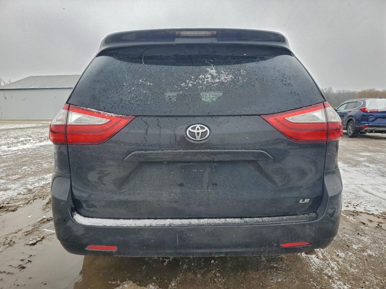 2017 TOYOTA SIENNA LE photo 6