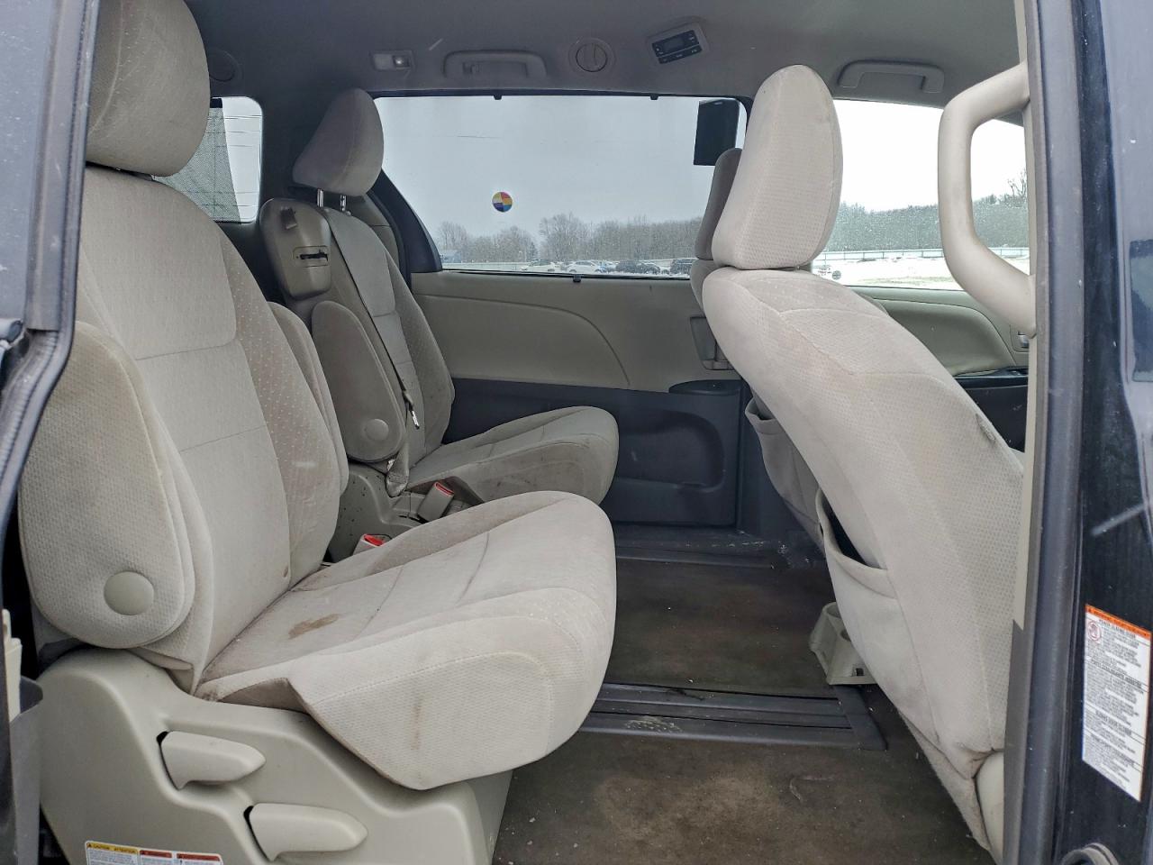 2017 TOYOTA SIENNA LE photo 11