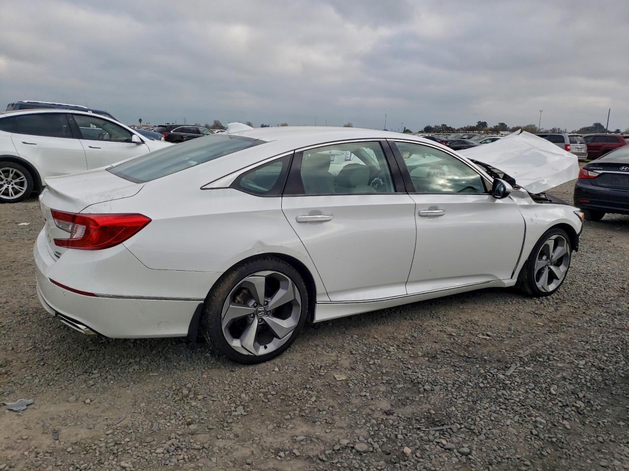 2018 HONDA ACCORD TOURING photo 3