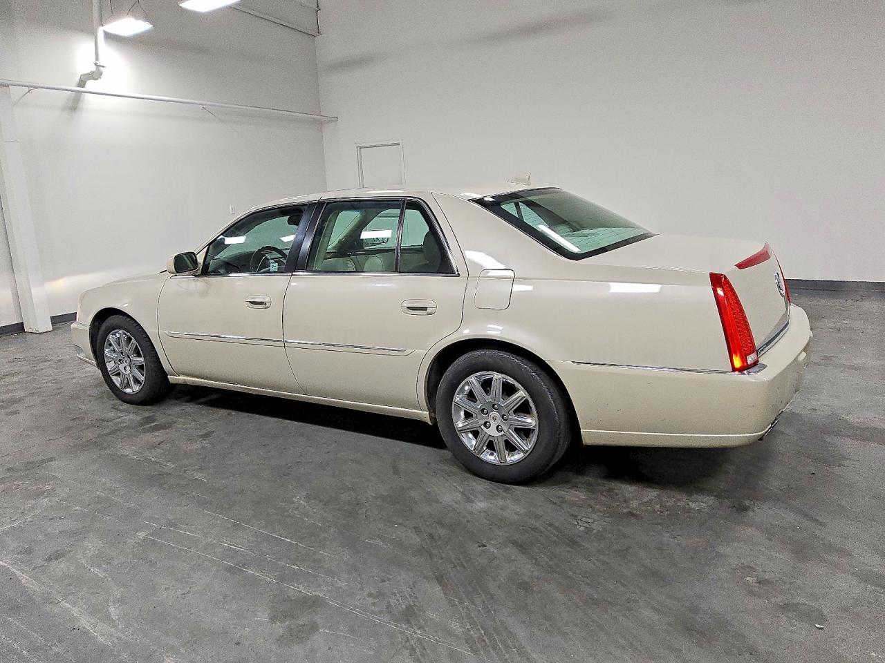 2011 CADILLAC DTS PREMIUM COLLECTION photo 2