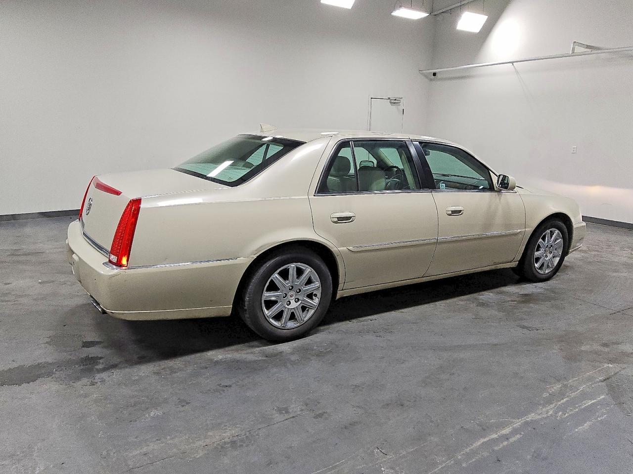 2011 CADILLAC DTS PREMIUM COLLECTION photo 3