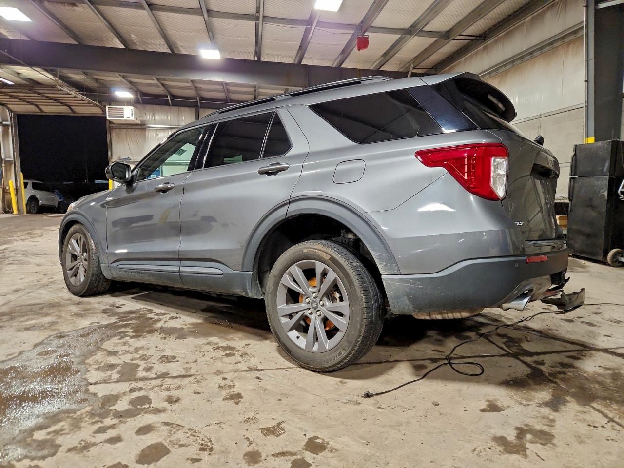 2023 FORD EXPLORER XLT photo 3