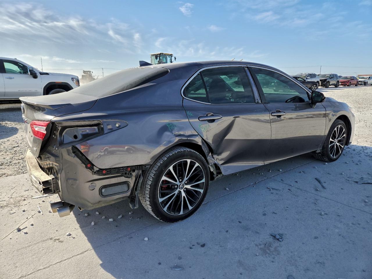 2020 TOYOTA CAMRY SE photo 3