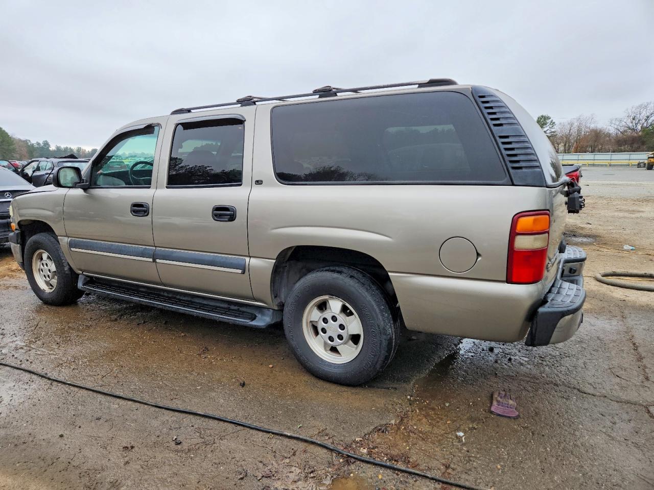 2002 CHEVROLET SUBURBAN C1500 photo 2