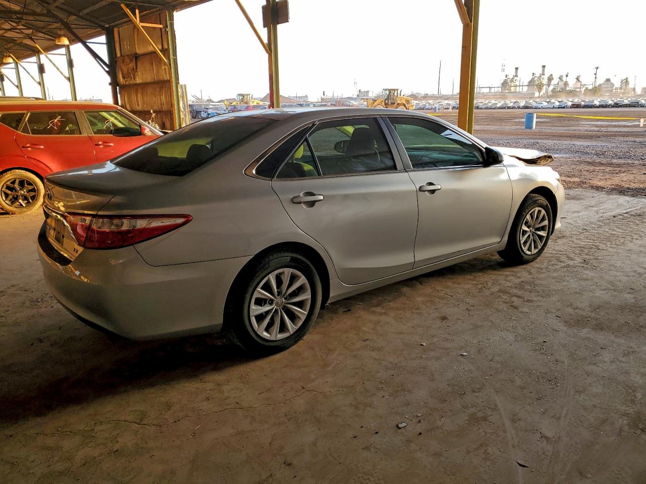 2015 TOYOTA CAMRY LE photo 3