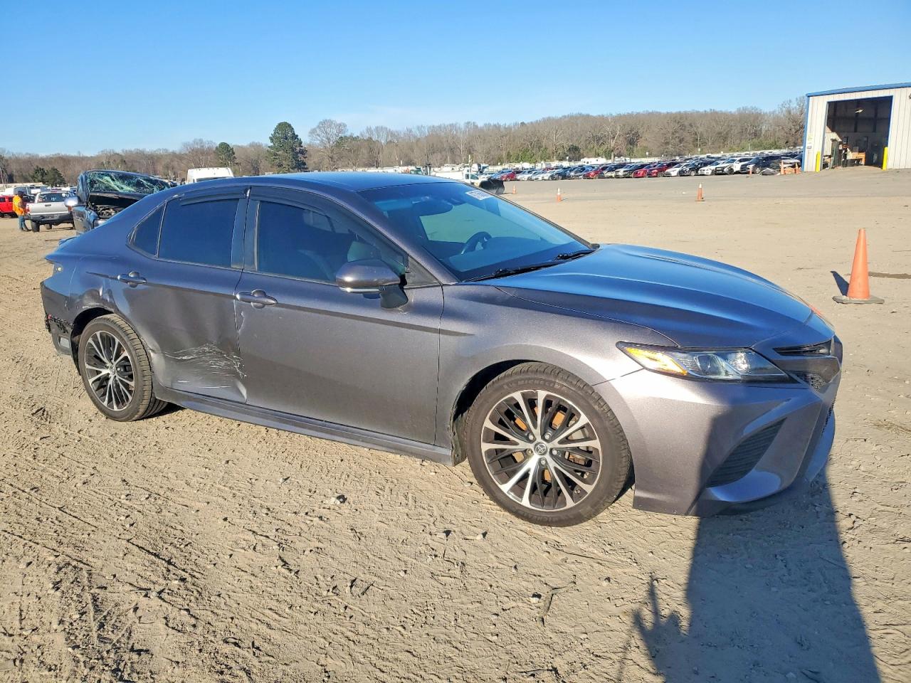 2018 TOYOTA CAMRY SE photo 4