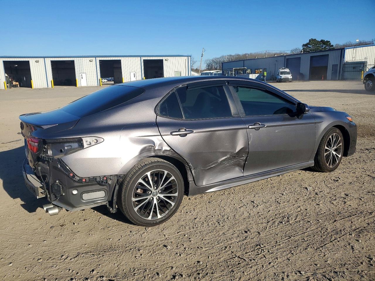 2018 TOYOTA CAMRY SE photo 3