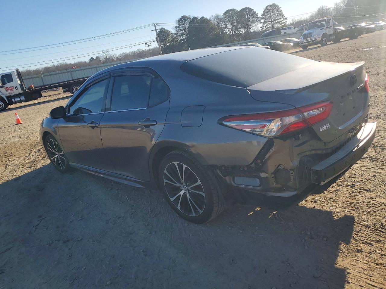 2018 TOYOTA CAMRY SE photo 2