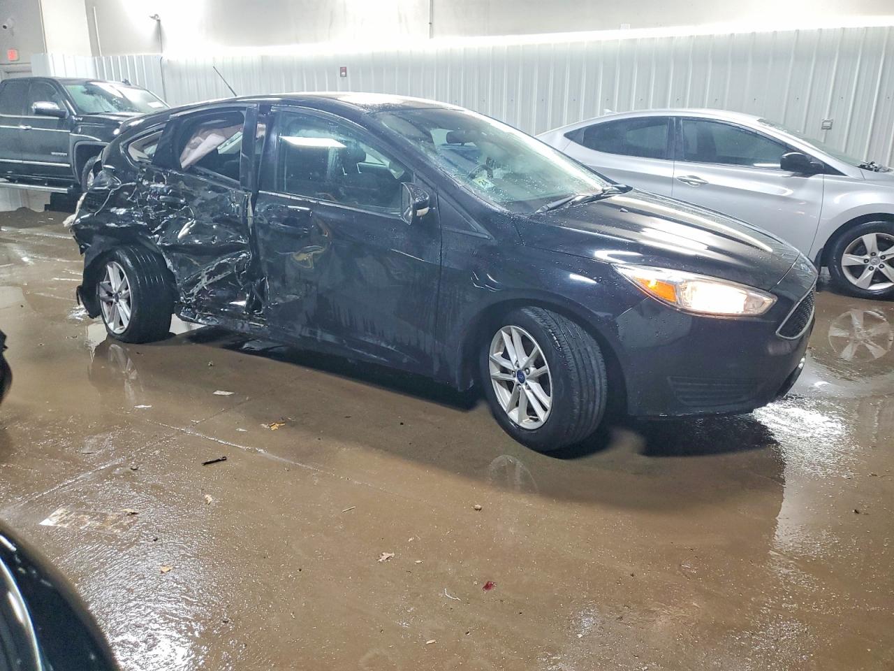 2017 FORD FOCUS SE photo 4