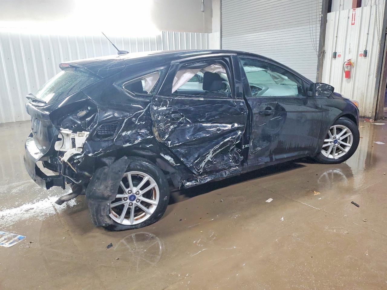 2017 FORD FOCUS SE photo 3