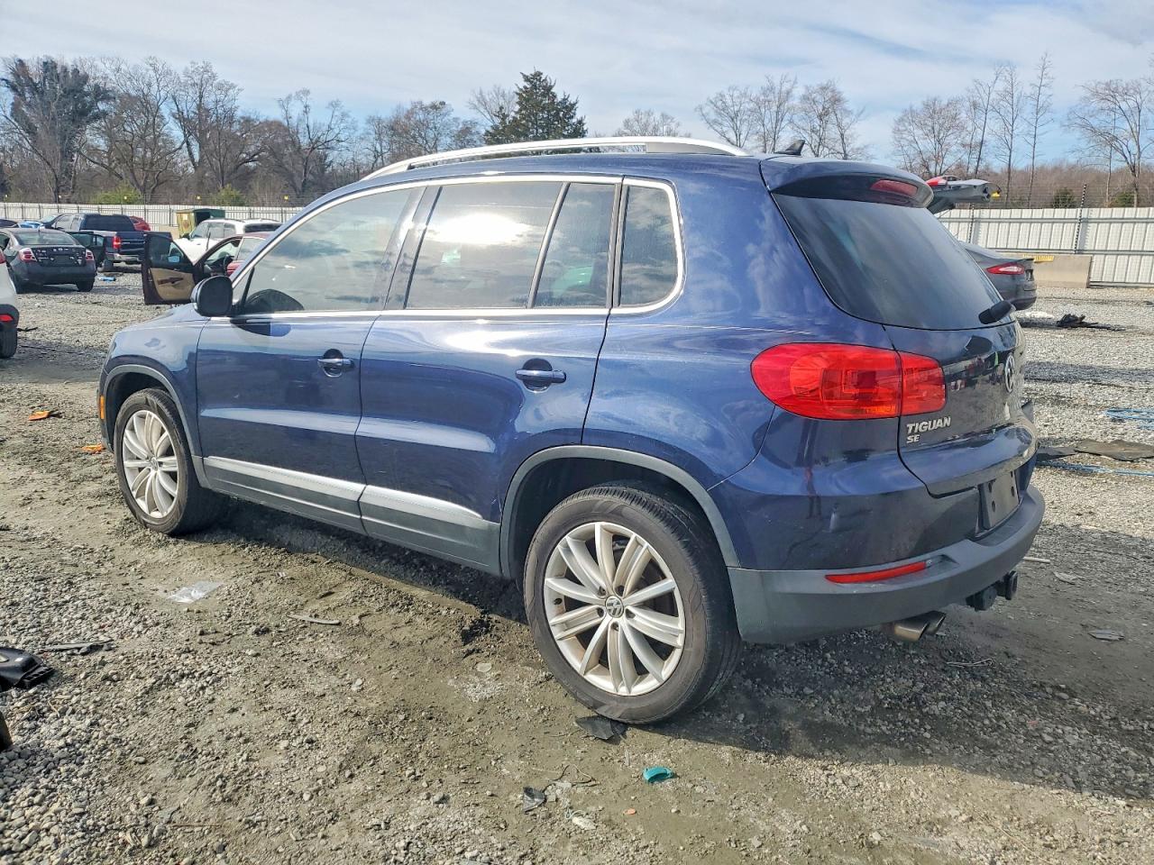 2016 VOLKSWAGEN TIGUAN S photo 2