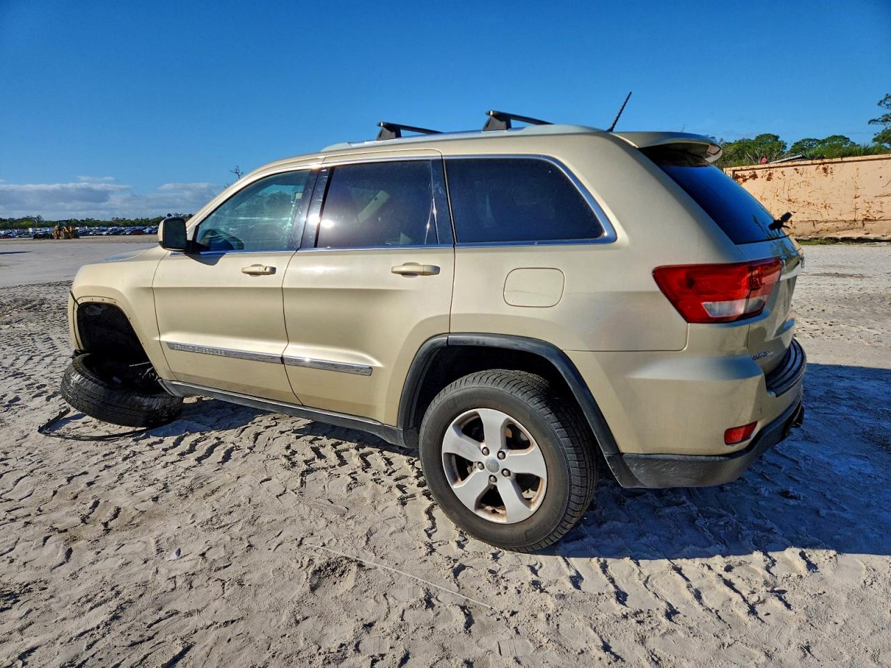 2011 JEEP GRAND CHEROKEE LAREDO photo 2