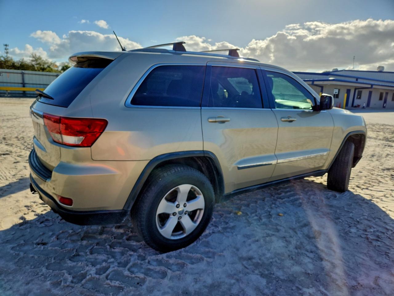 2011 JEEP GRAND CHEROKEE LAREDO photo 3
