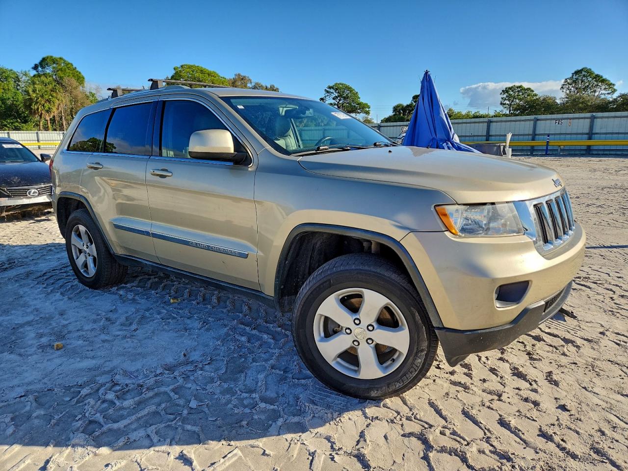 2011 JEEP GRAND CHEROKEE LAREDO photo 4