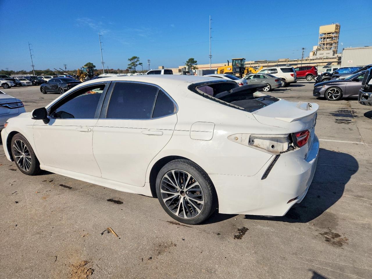 2018 TOYOTA CAMRY L photo 2