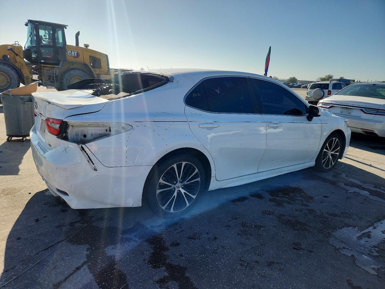 2018 TOYOTA CAMRY L photo 3