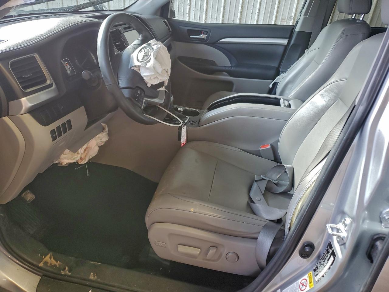 2016 TOYOTA HIGHLANDER XLE photo 13