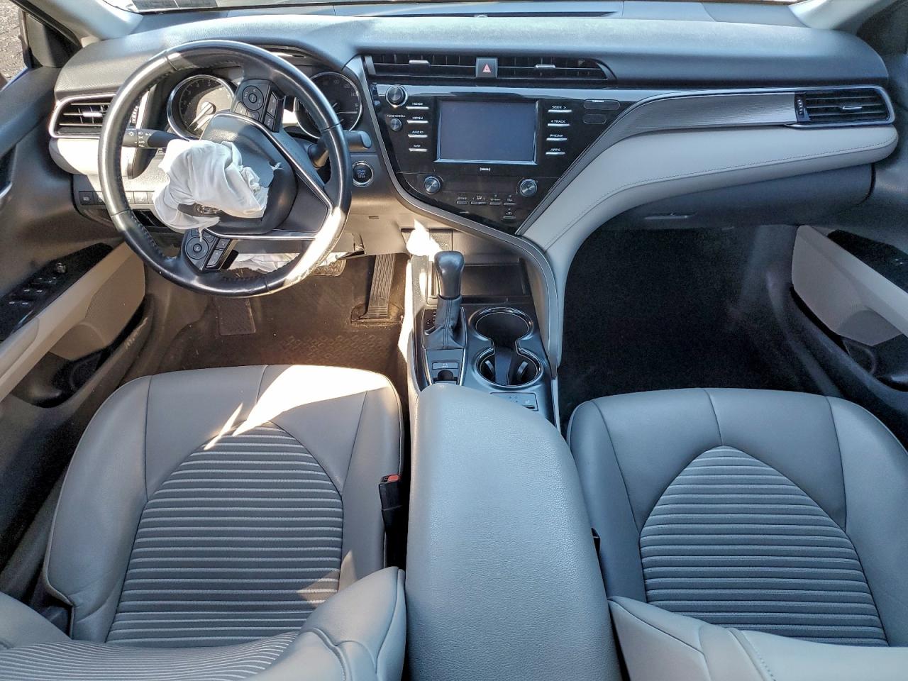 2020 TOYOTA CAMRY SE photo 8