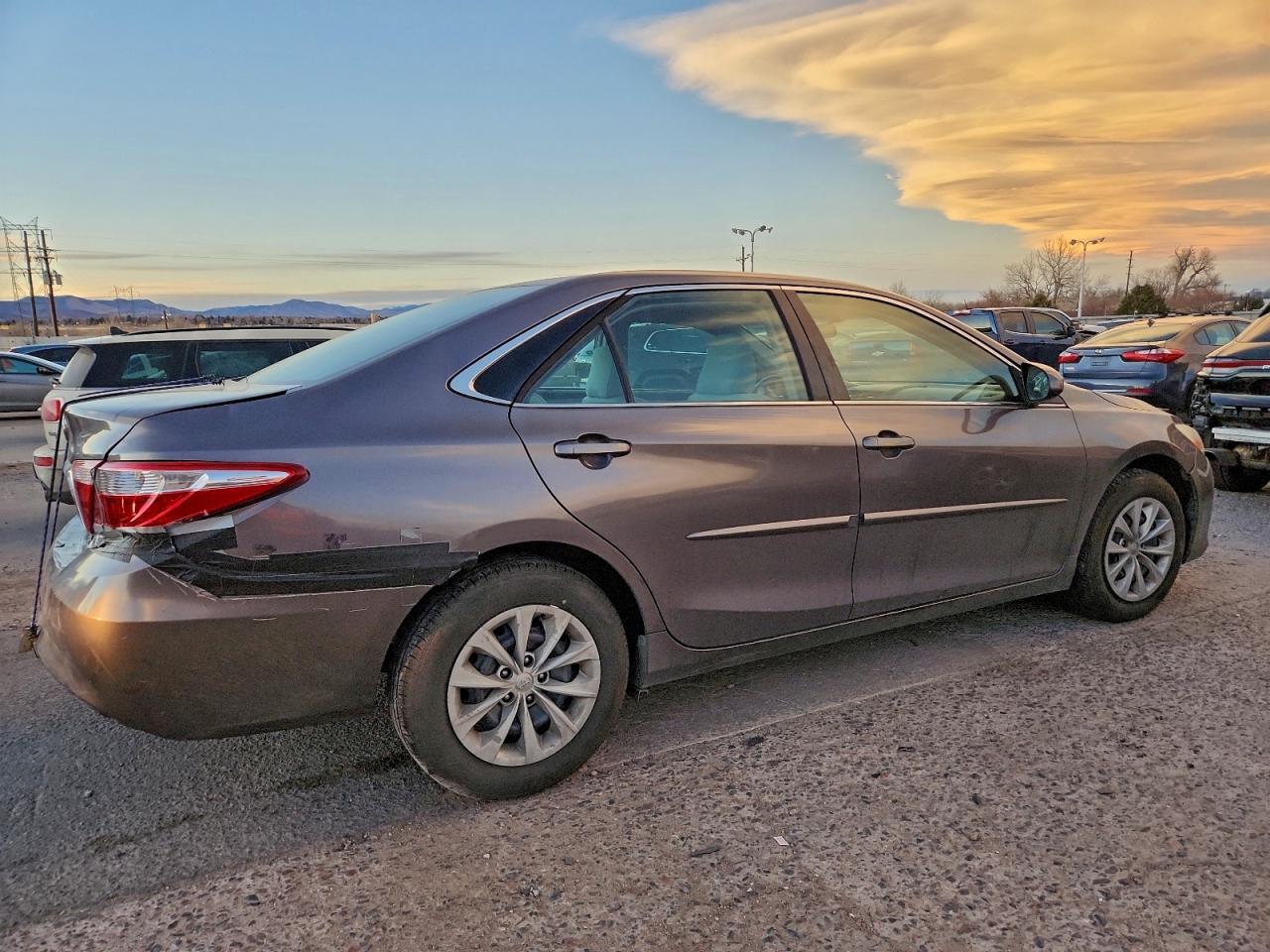 2015 TOYOTA CAMRY LE photo 3