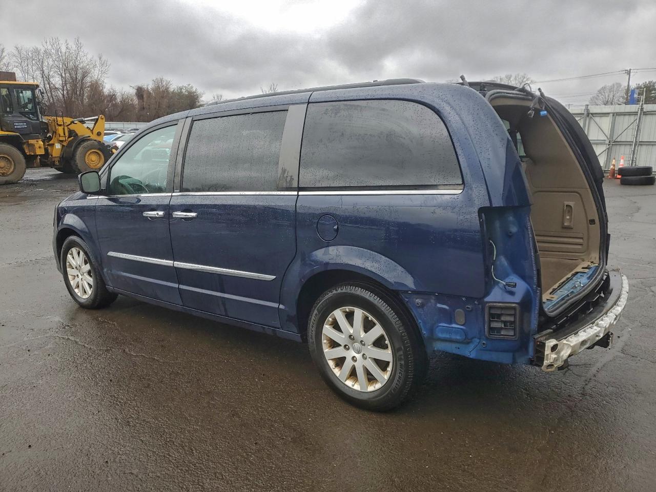 2013 CHRYSLER TOWN & COUNTRY TOURING photo 3