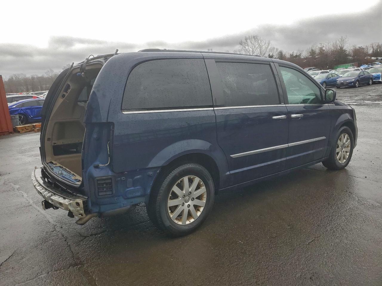2013 CHRYSLER TOWN & COUNTRY TOURING photo 5