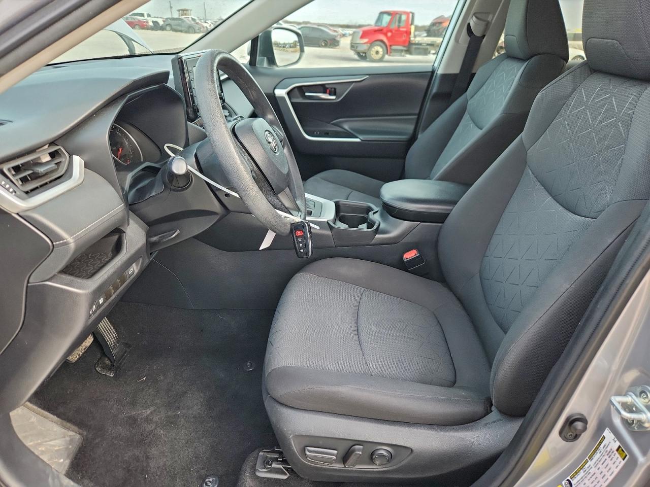 2021 TOYOTA RAV4 XLE photo 13