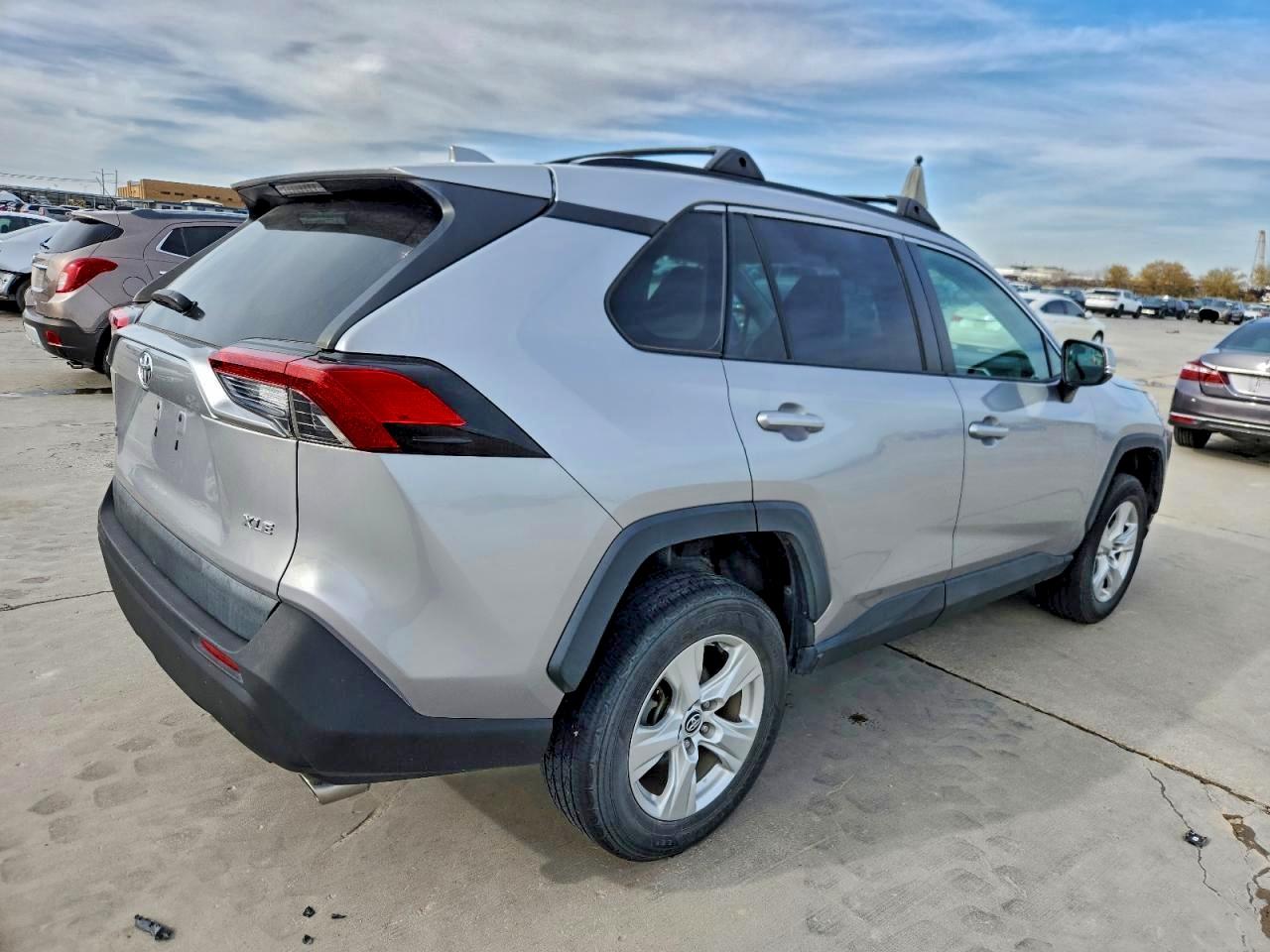 2021 TOYOTA RAV4 XLE photo 5
