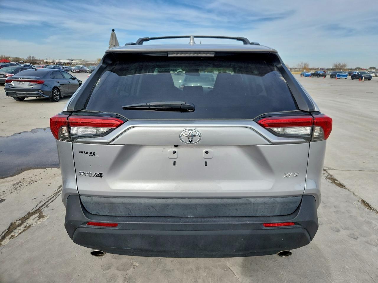 2021 TOYOTA RAV4 XLE photo 11