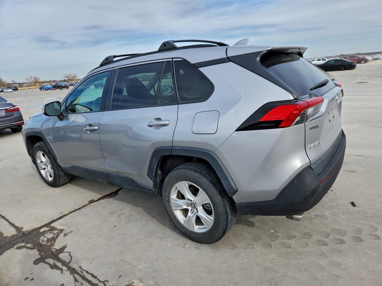 2021 TOYOTA RAV4 XLE photo 3