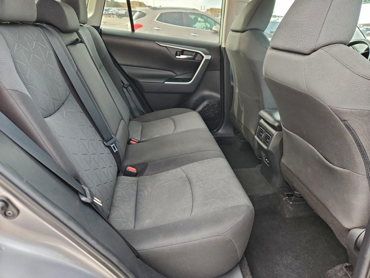 2021 TOYOTA RAV4 XLE photo 19