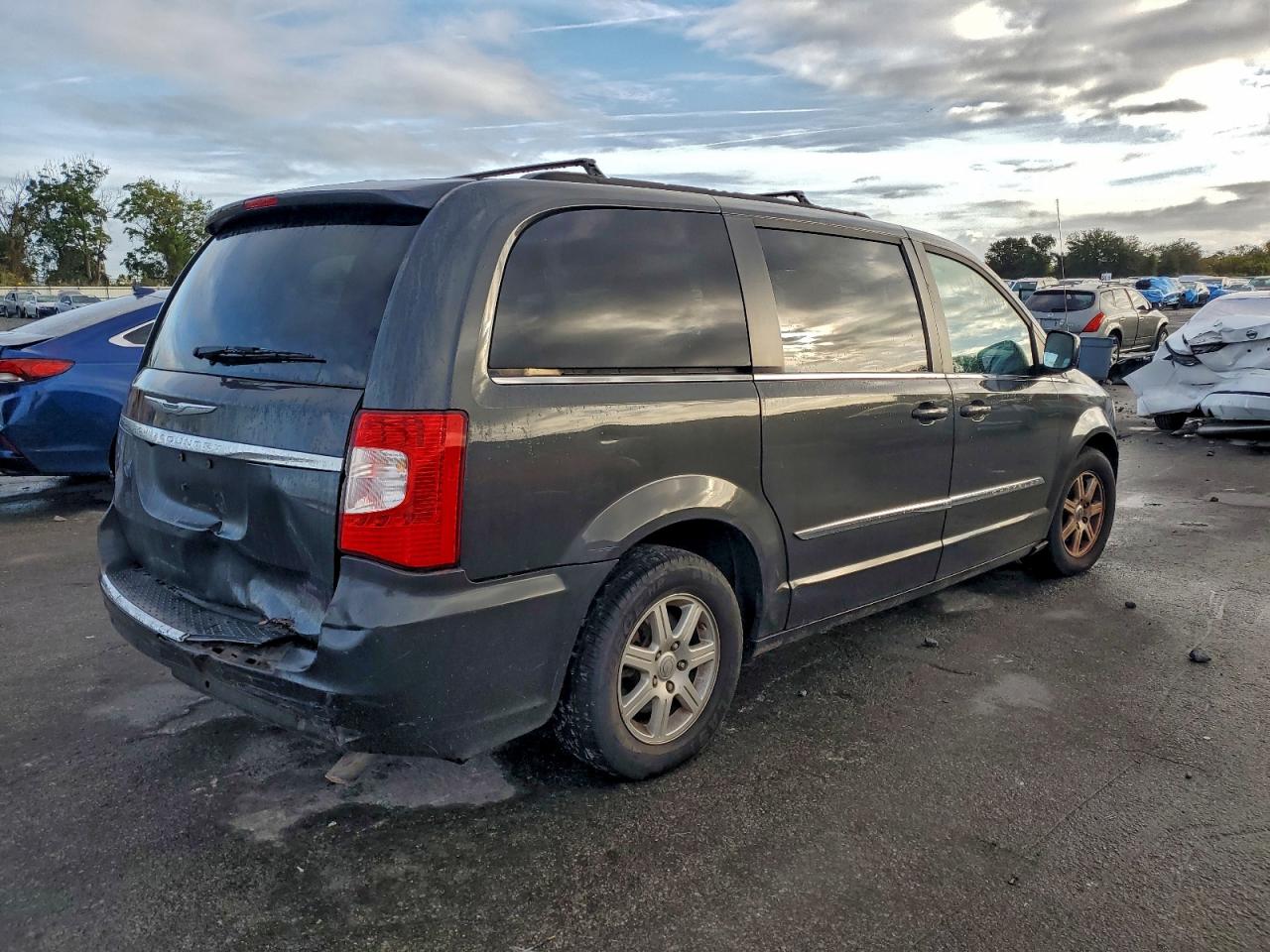 2012 CHRYSLER TOWN & COUNTRY TOURING photo 3