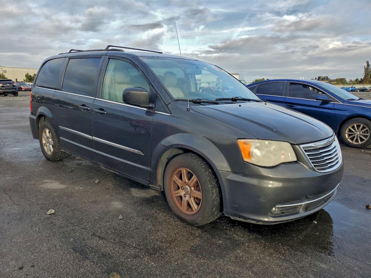 2012 CHRYSLER TOWN & COUNTRY TOURING photo 4