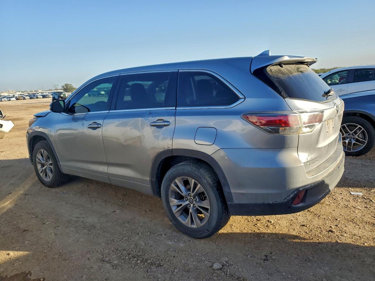 2016 TOYOTA HIGHLANDER LE photo 3
