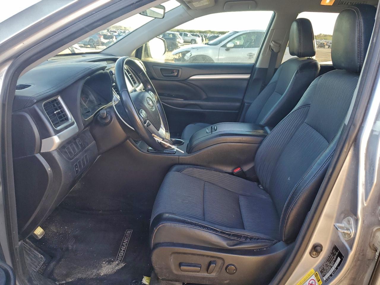 2016 TOYOTA HIGHLANDER LE photo 13
