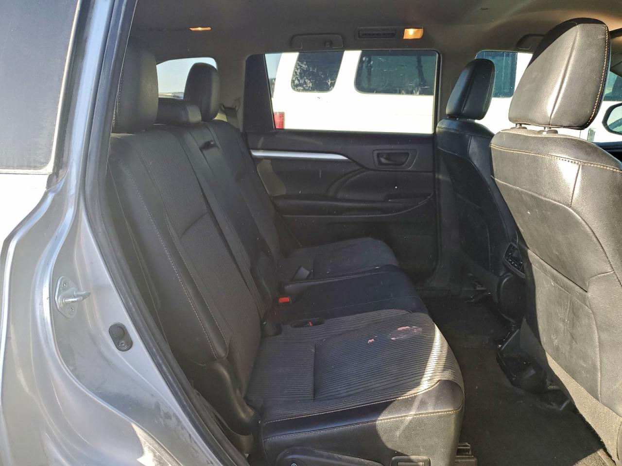 2016 TOYOTA HIGHLANDER LE photo 21