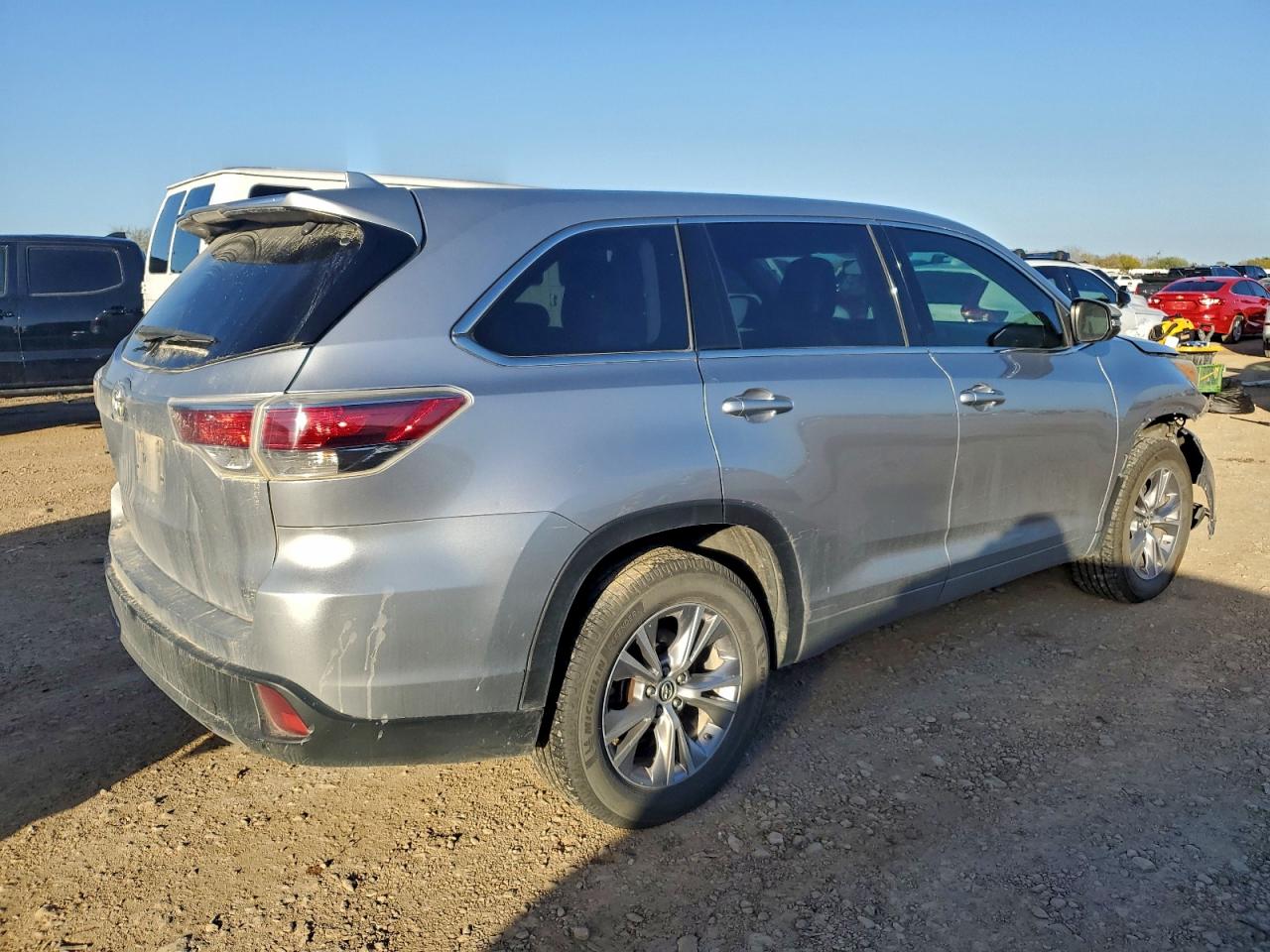 2016 TOYOTA HIGHLANDER LE photo 5