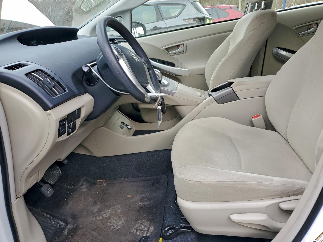 2015 TOYOTA PRIUS photo 13
