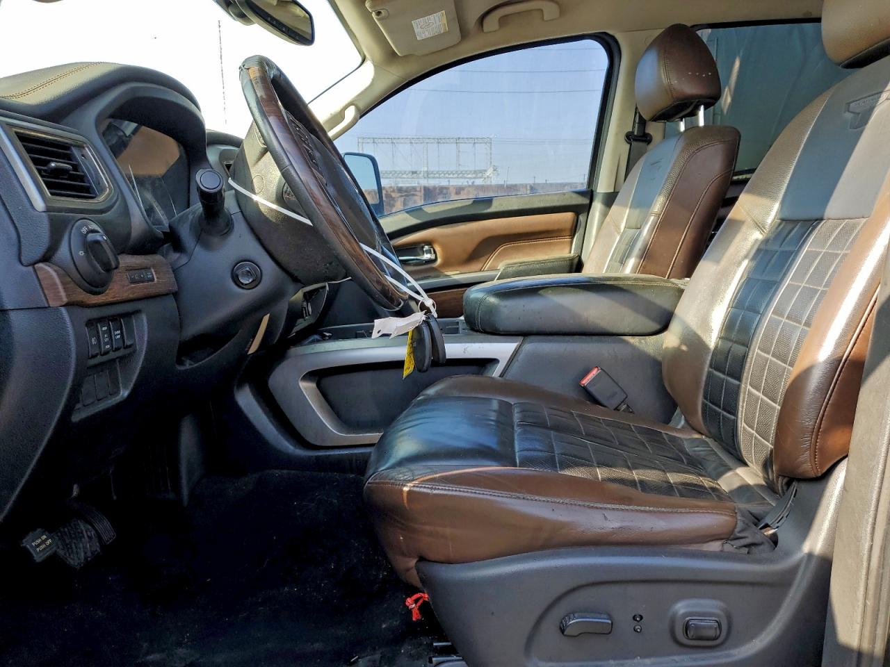 2016 NISSAN TITAN XD SL photo 13