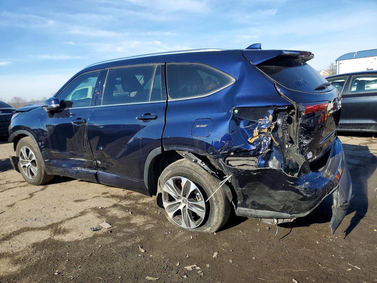 2021 TOYOTA HIGHLANDER XLE photo 3