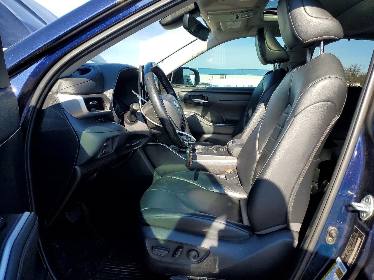 2021 TOYOTA HIGHLANDER XLE photo 13