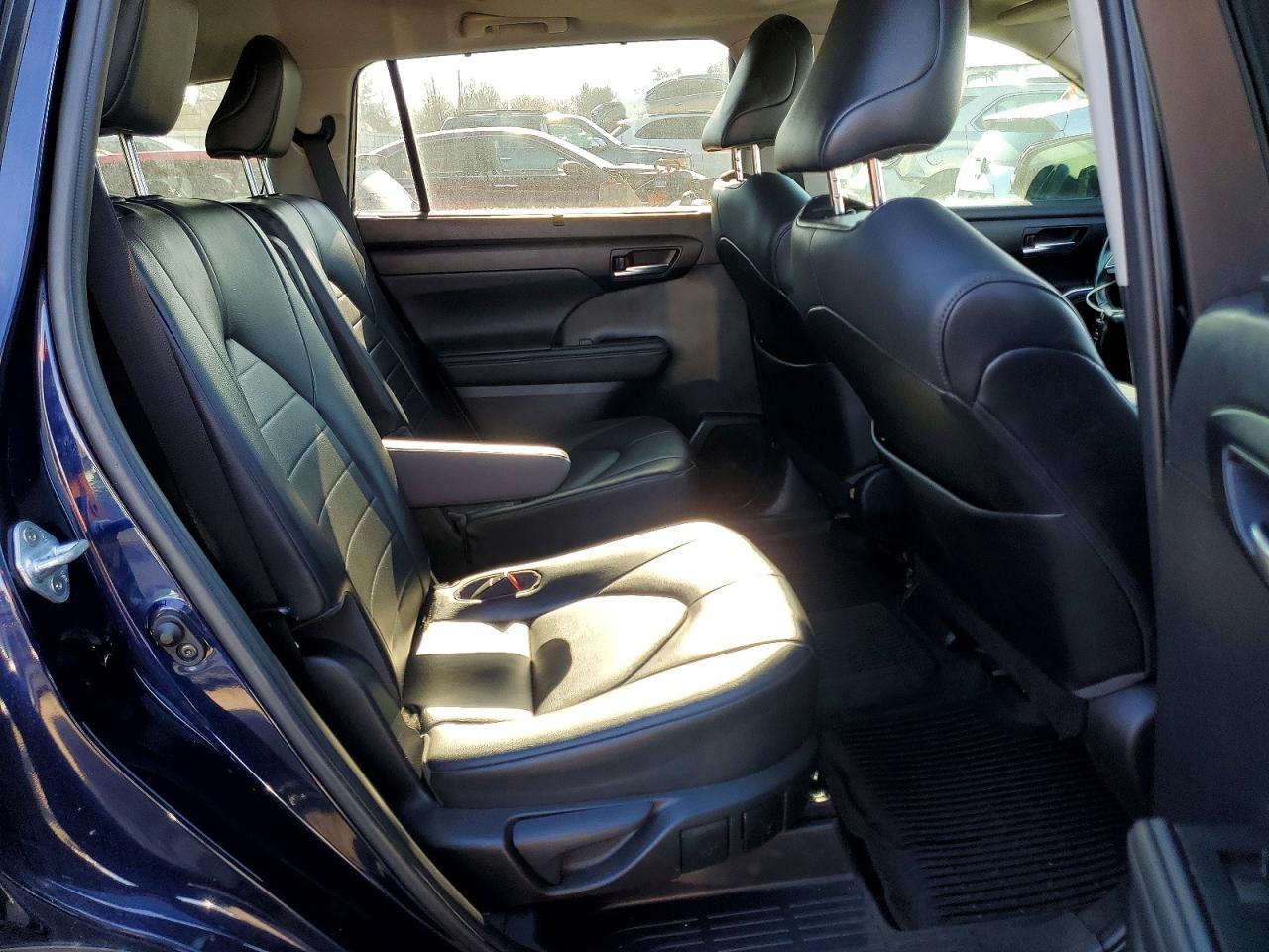 2021 TOYOTA HIGHLANDER XLE photo 21