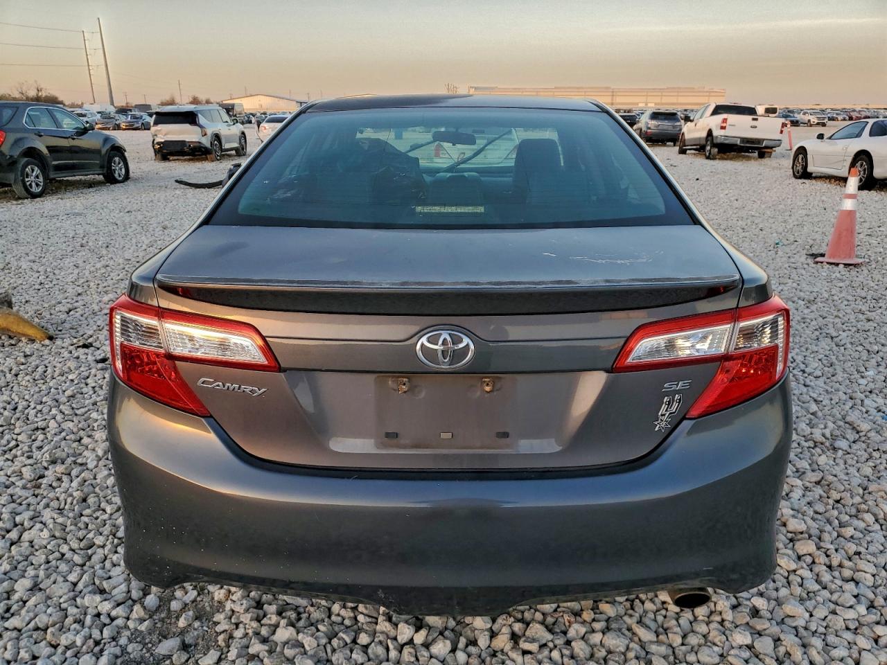 2014 TOYOTA CAMRY SE photo 16
