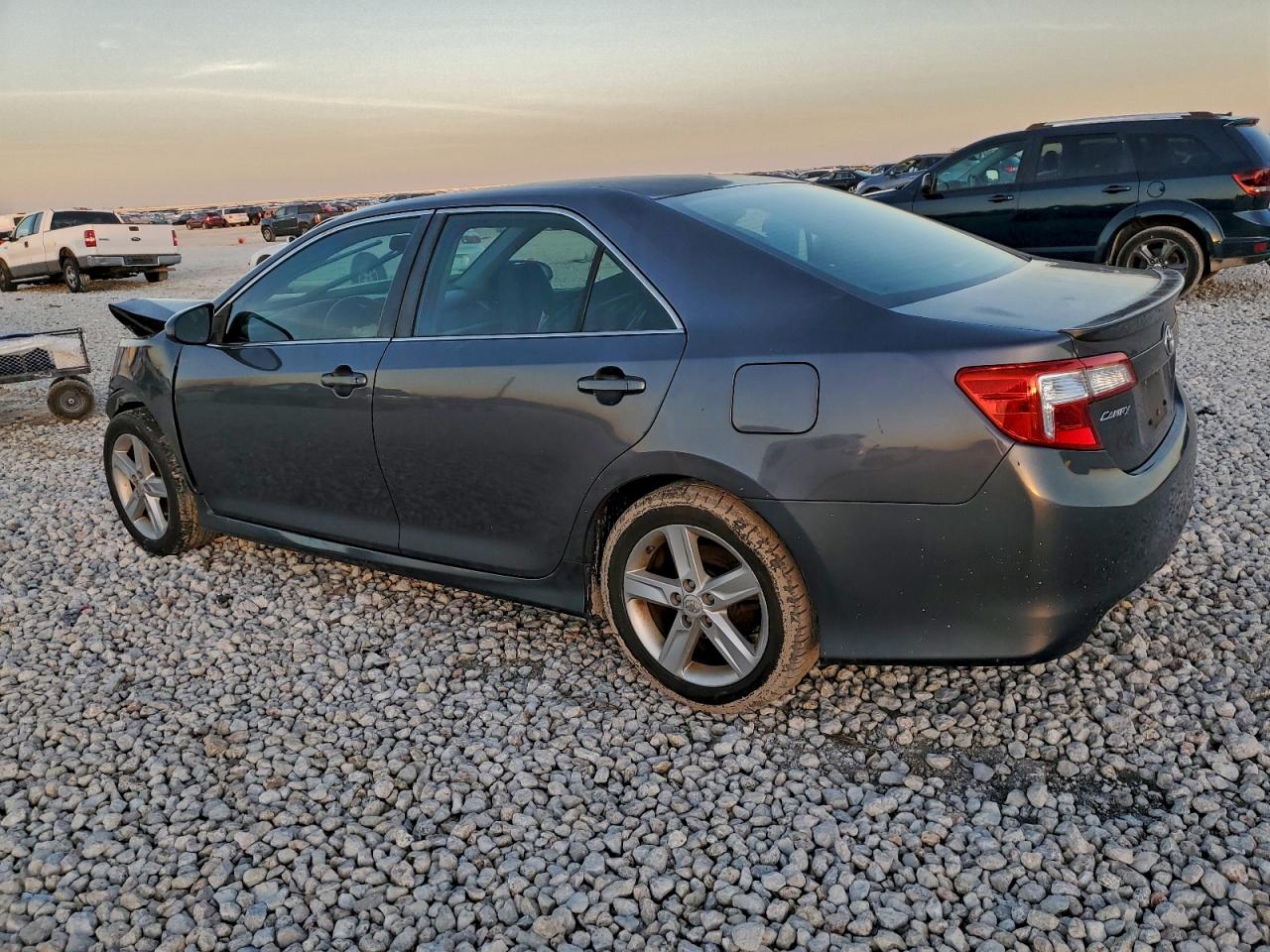 2014 TOYOTA CAMRY SE photo 4