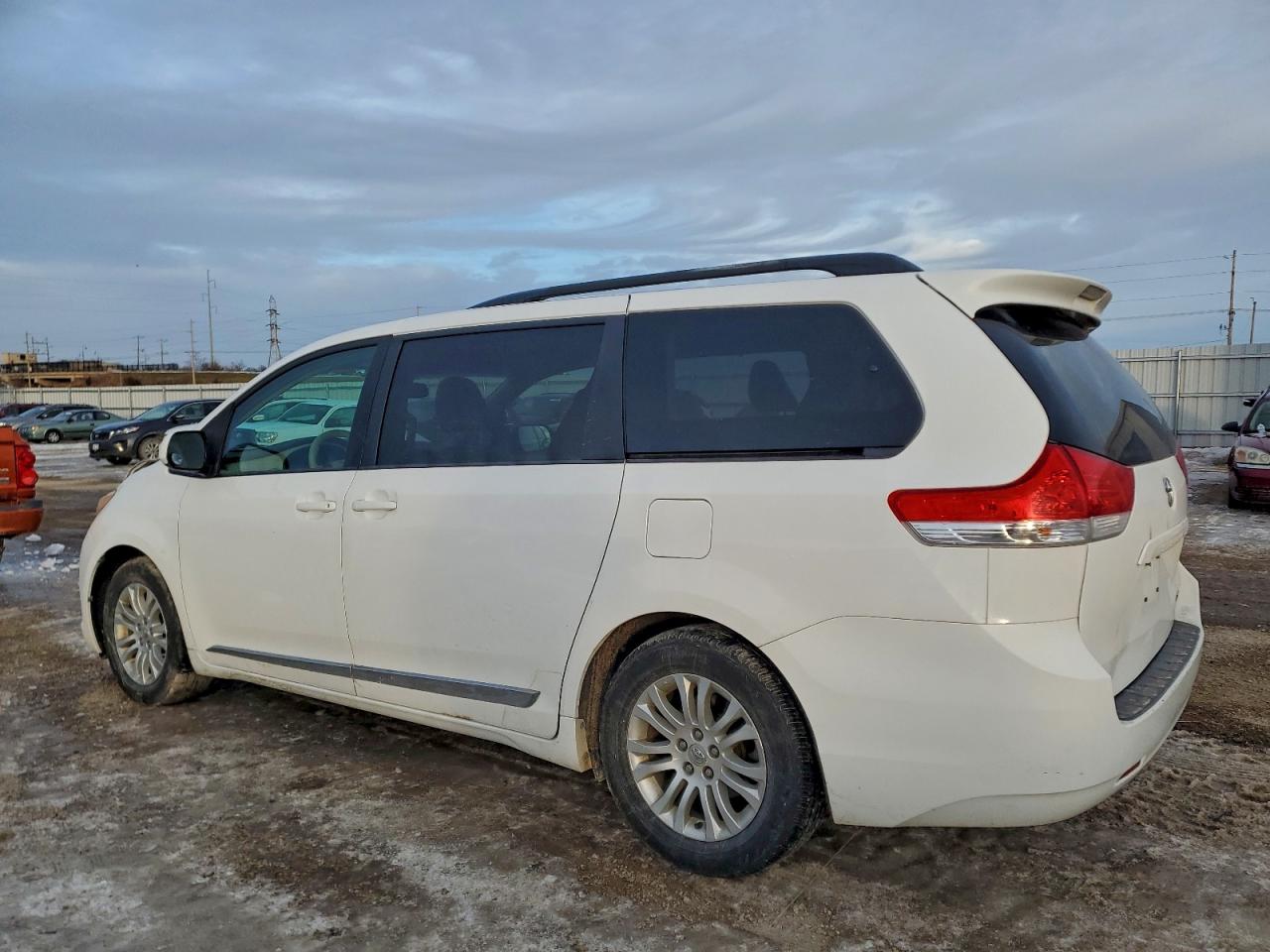 2013 TOYOTA SIENNA XLE photo 2